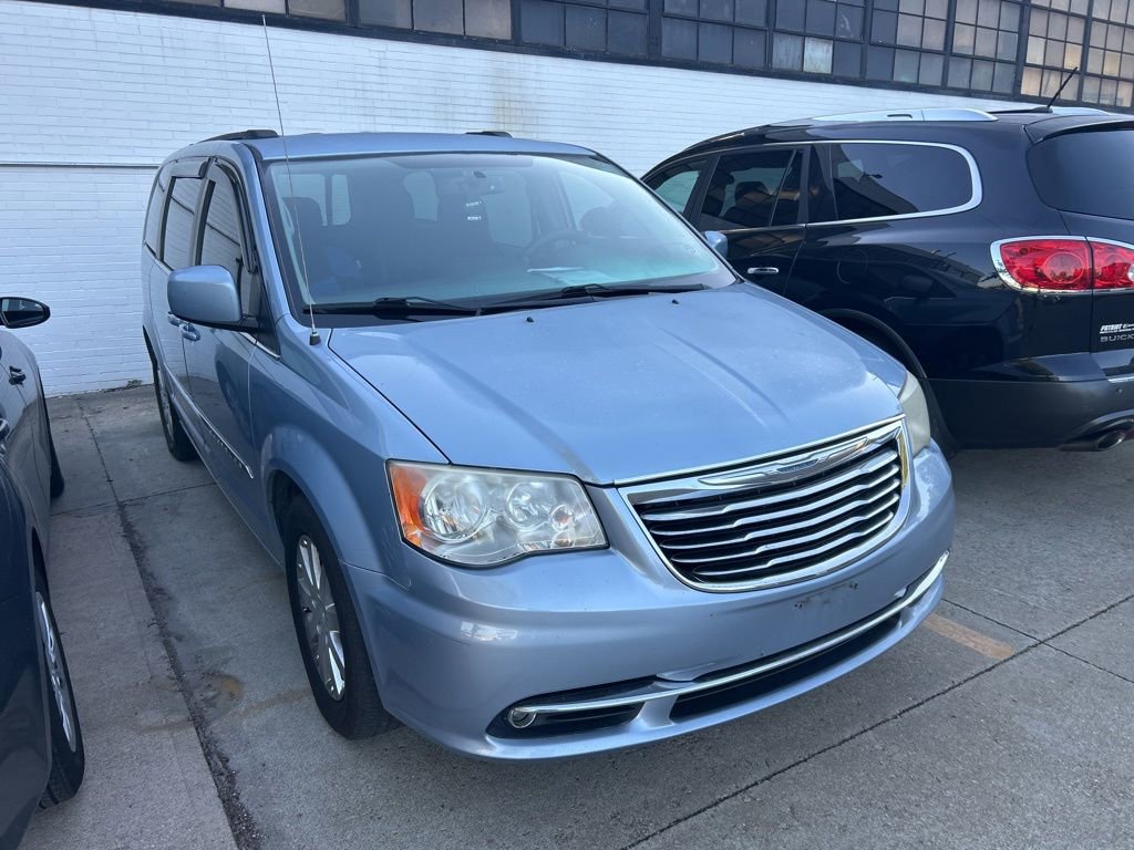 Used 2013 Chrysler Town & Country Touring FWD image 6