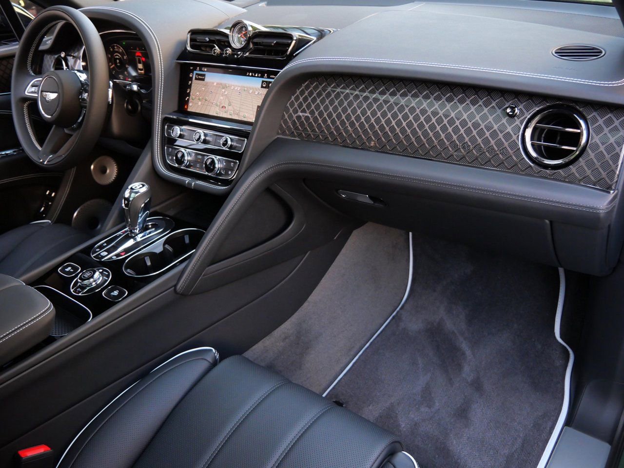 Used 2025 Bentley Bentayga AWD/4WD image 25