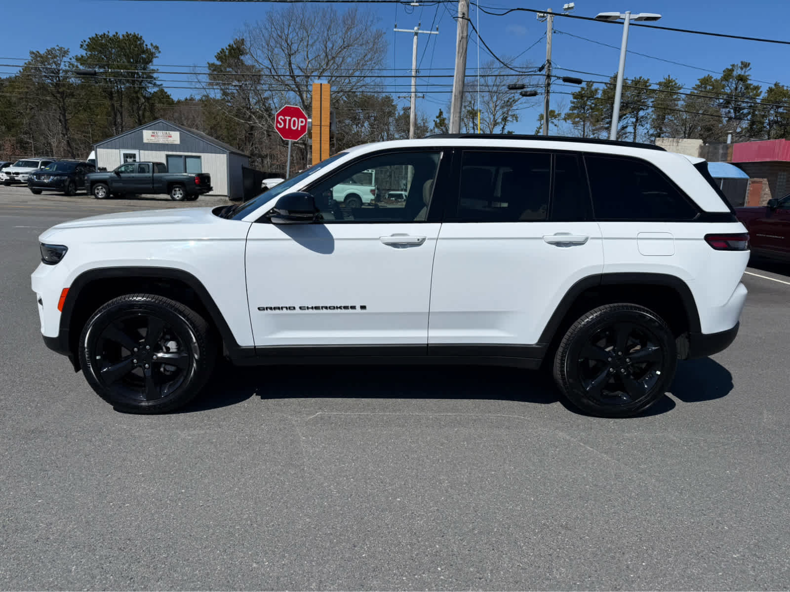 Used 2025 Jeep Grand Cherokee Limited w/ Black Appearance Package image 5