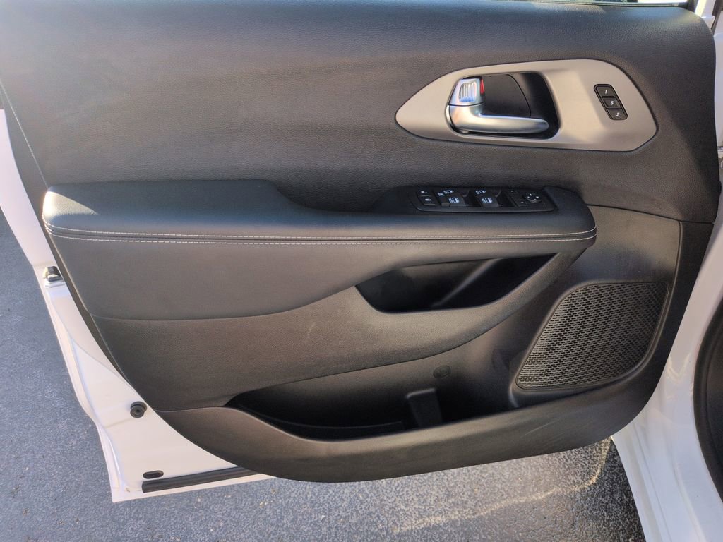 Used 2025 Chrysler Pacifica Select FWD image 10