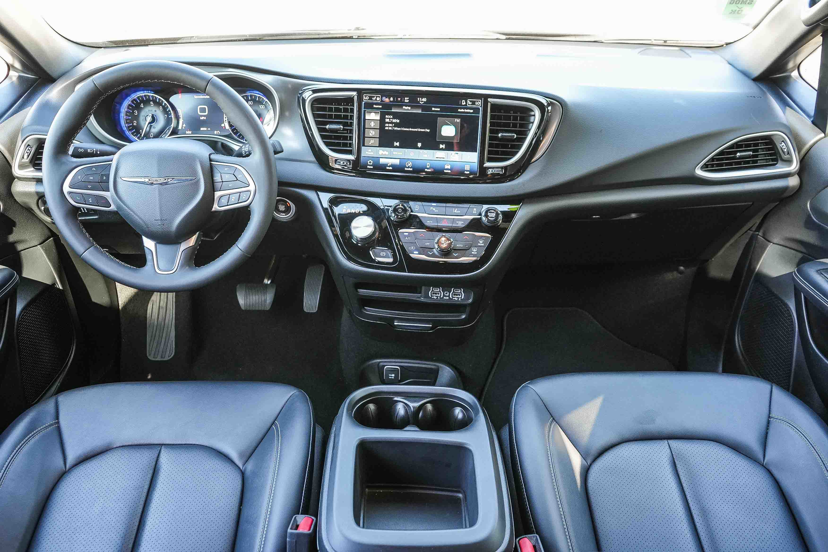 Used 2025 Chrysler Pacifica Select FWD image 12