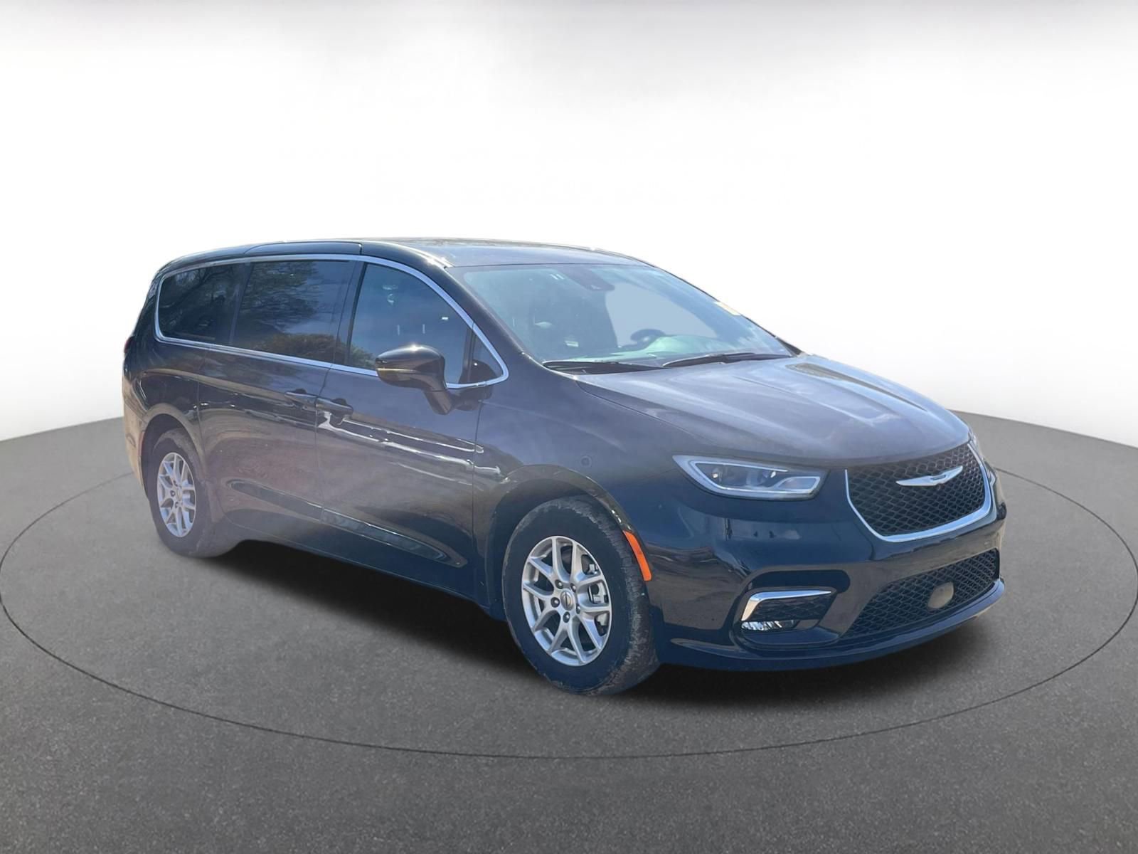 Used 2025 Chrysler Pacifica Select image 2