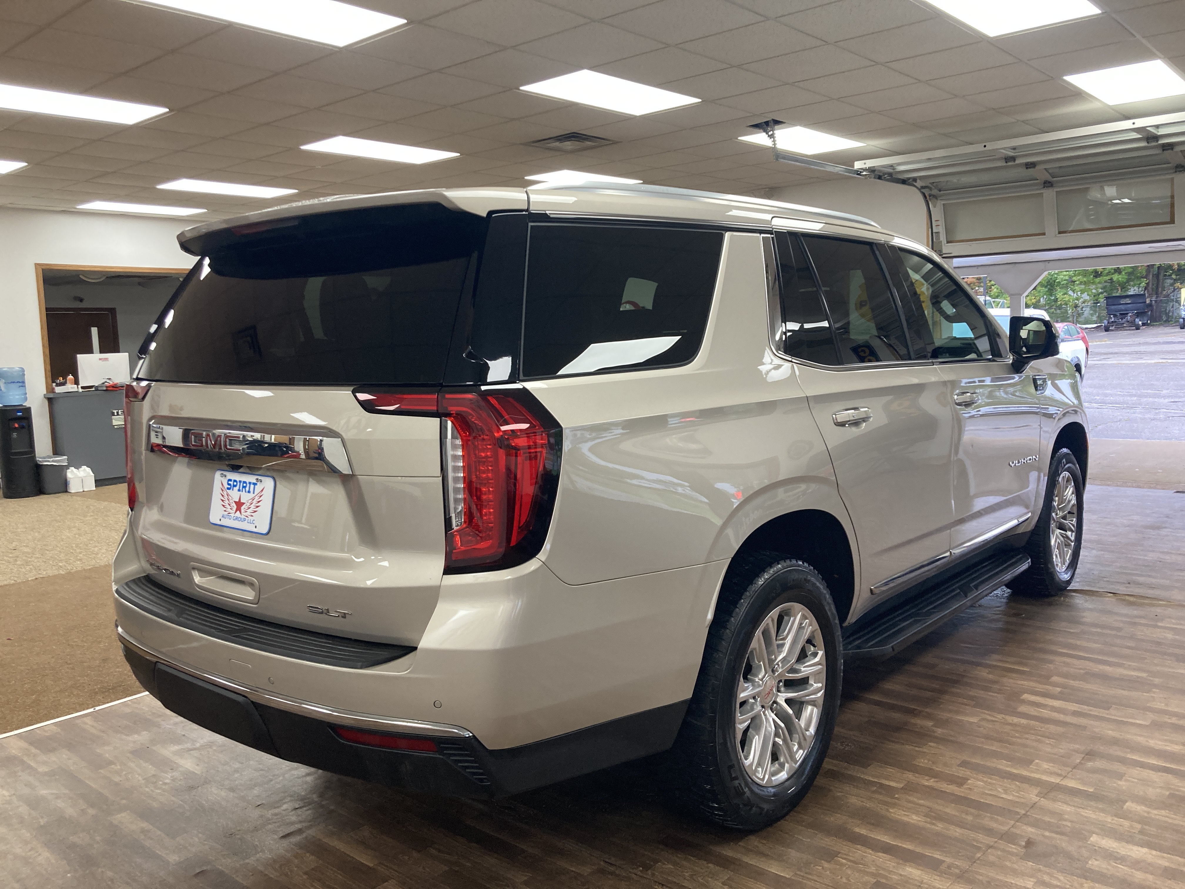 Used 2021 GMC Yukon SLT w/ SLT Premium Package AWD/4WD image 6