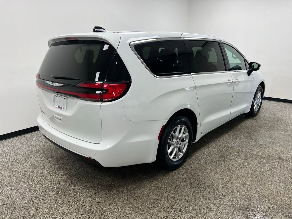 Used 2024 Chrysler Pacifica Touring-L image 21