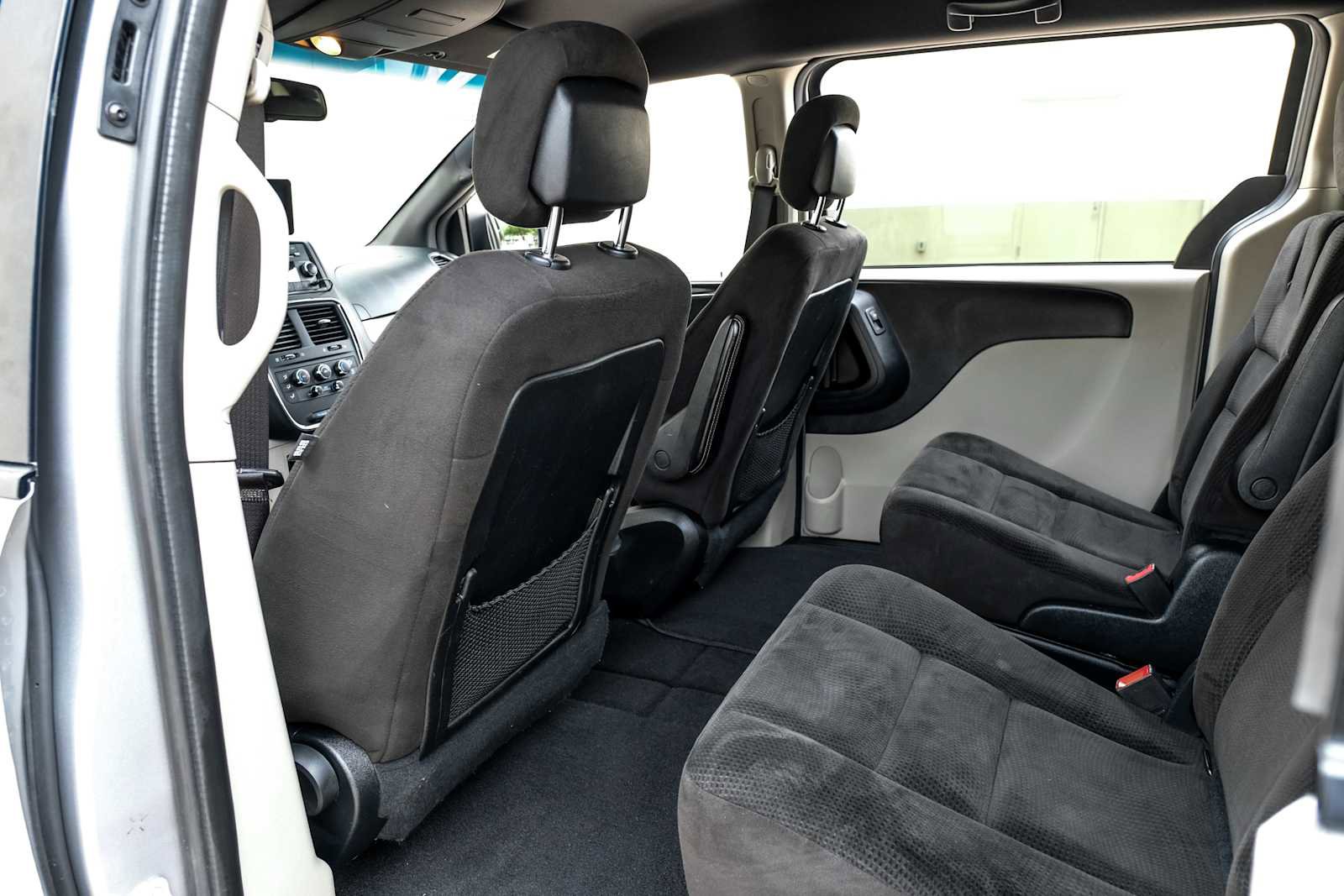 Used 2016 Dodge Grand Caravan SE image 37