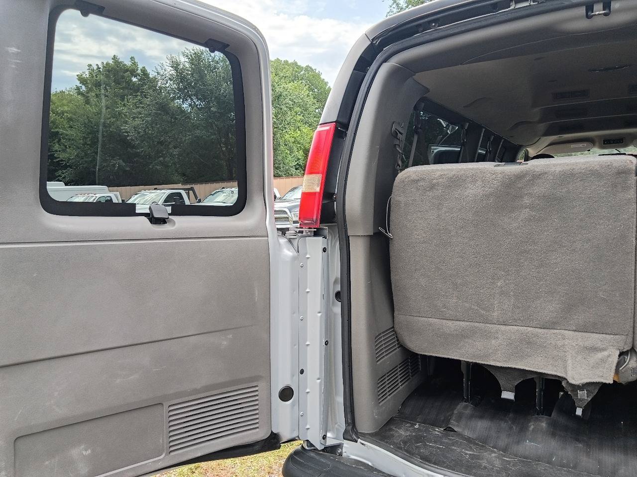 Used 2014 GMC Savana 3500 LS w/ Chrome Appearance Package RWD image 25