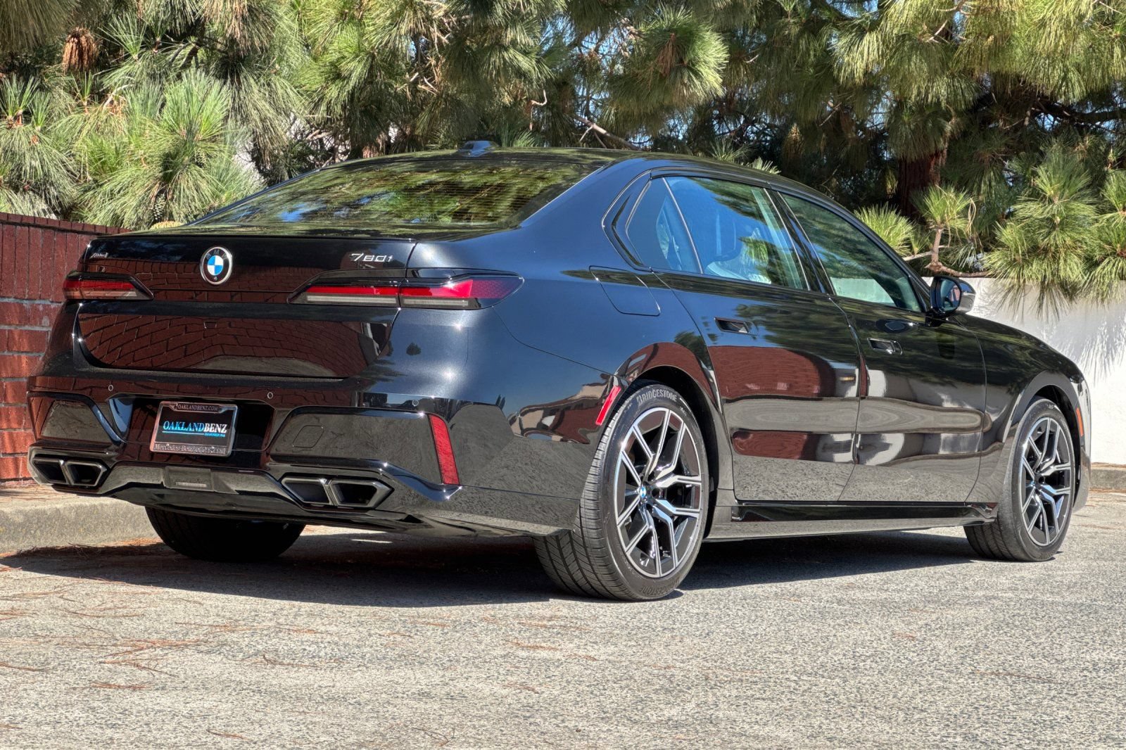 Used 2023 BMW 760i xDrive w/ Luxury Rear Seating Package AWD/4WD image 4