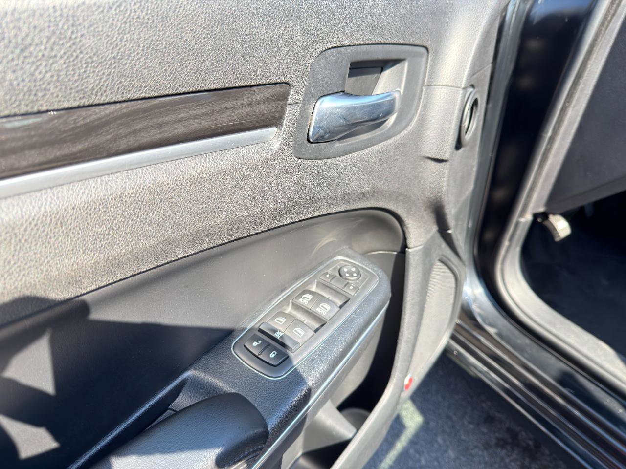 Used 2015 Chrysler 300 Limited w/ Driver Convenience Group image 35