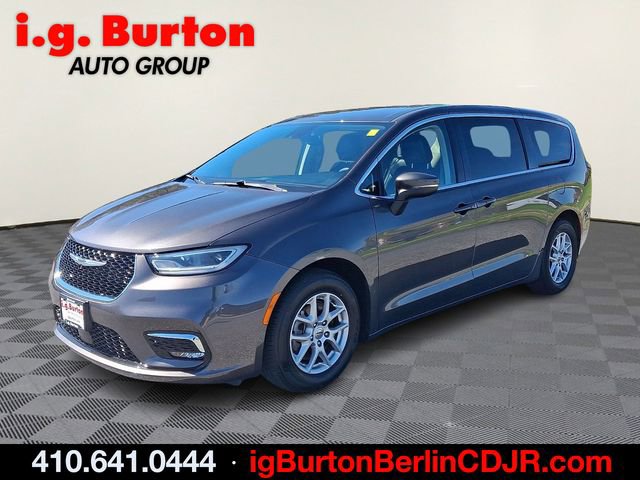 Used 2023 Chrysler Pacifica Touring-L FWD image 3