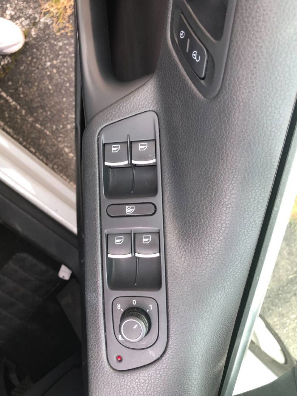 Used 2016 Volkswagen Tiguan SE image 19