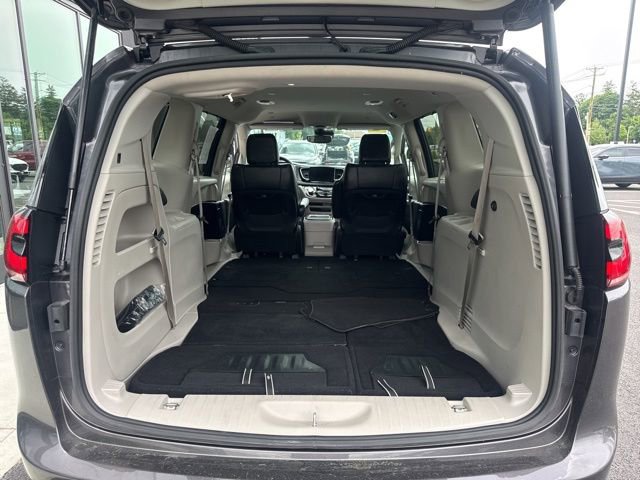 Used 2023 Chrysler Pacifica Touring-L FWD image 5