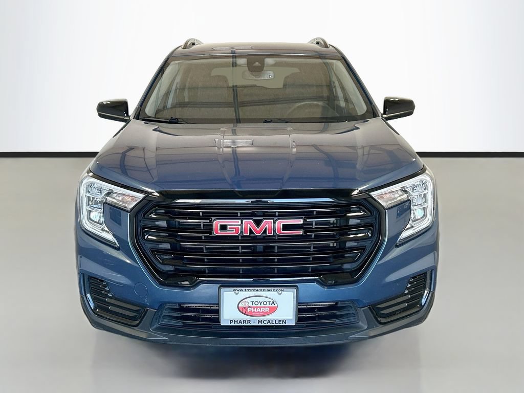 Used 2024 GMC Terrain SLE w/ Driver Convenience Package FWD image 2