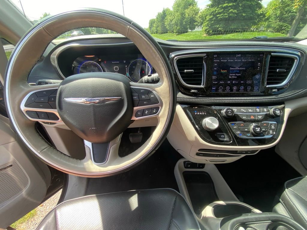 Used 2019 Chrysler Pacifica Limited w/ Tire & Wheel Group FWD image 10
