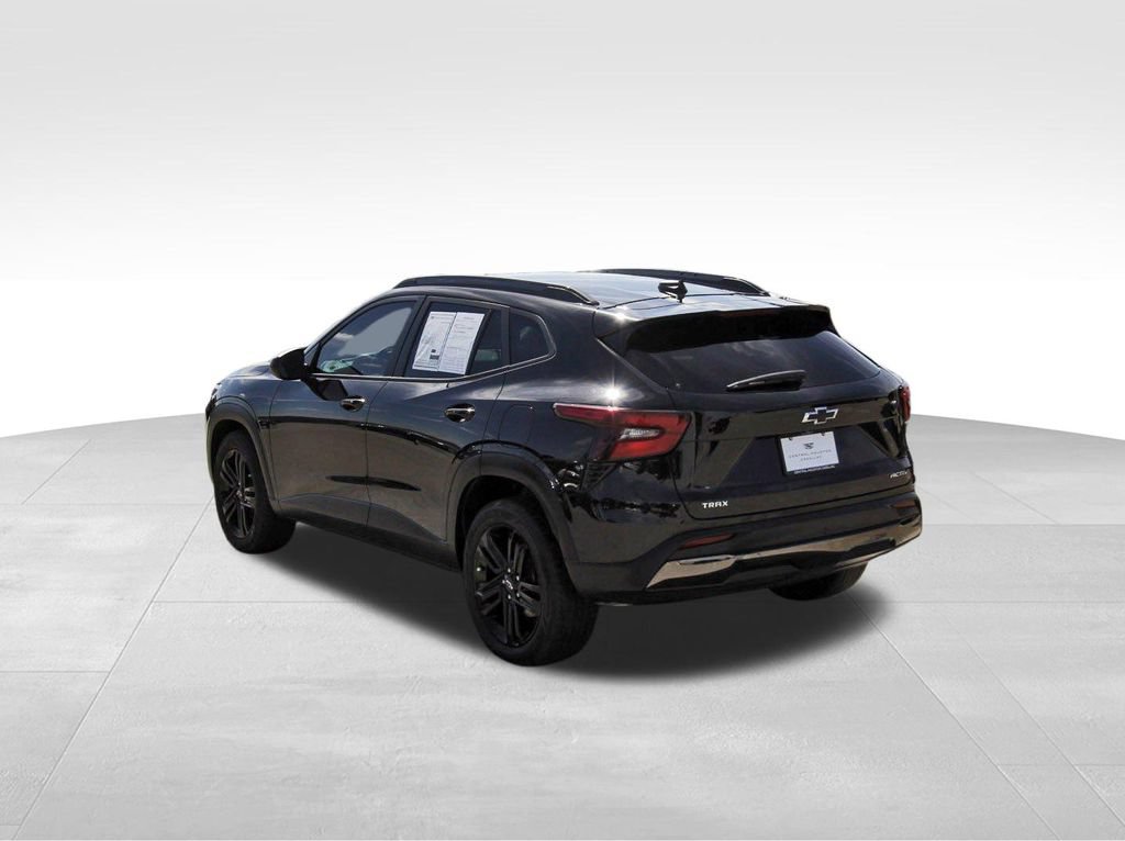 Used 2025 Chevrolet Trax ACTIV w/ Sunroof Package FWD image 3