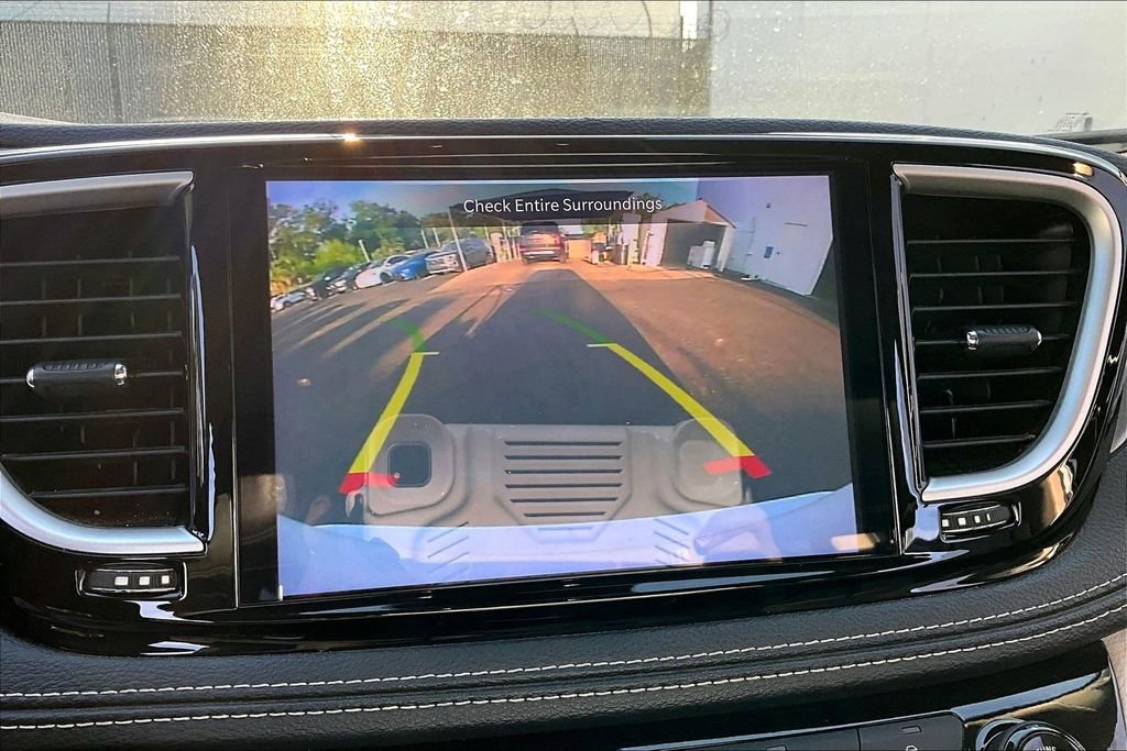 Used 2024 Chrysler Pacifica Limited FWD image 14