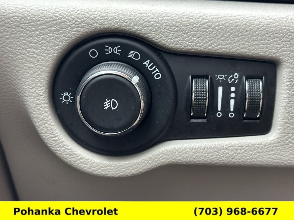 Used 2018 Chrysler Pacifica Touring-L w/ Tire & Wheel Group FWD image 14