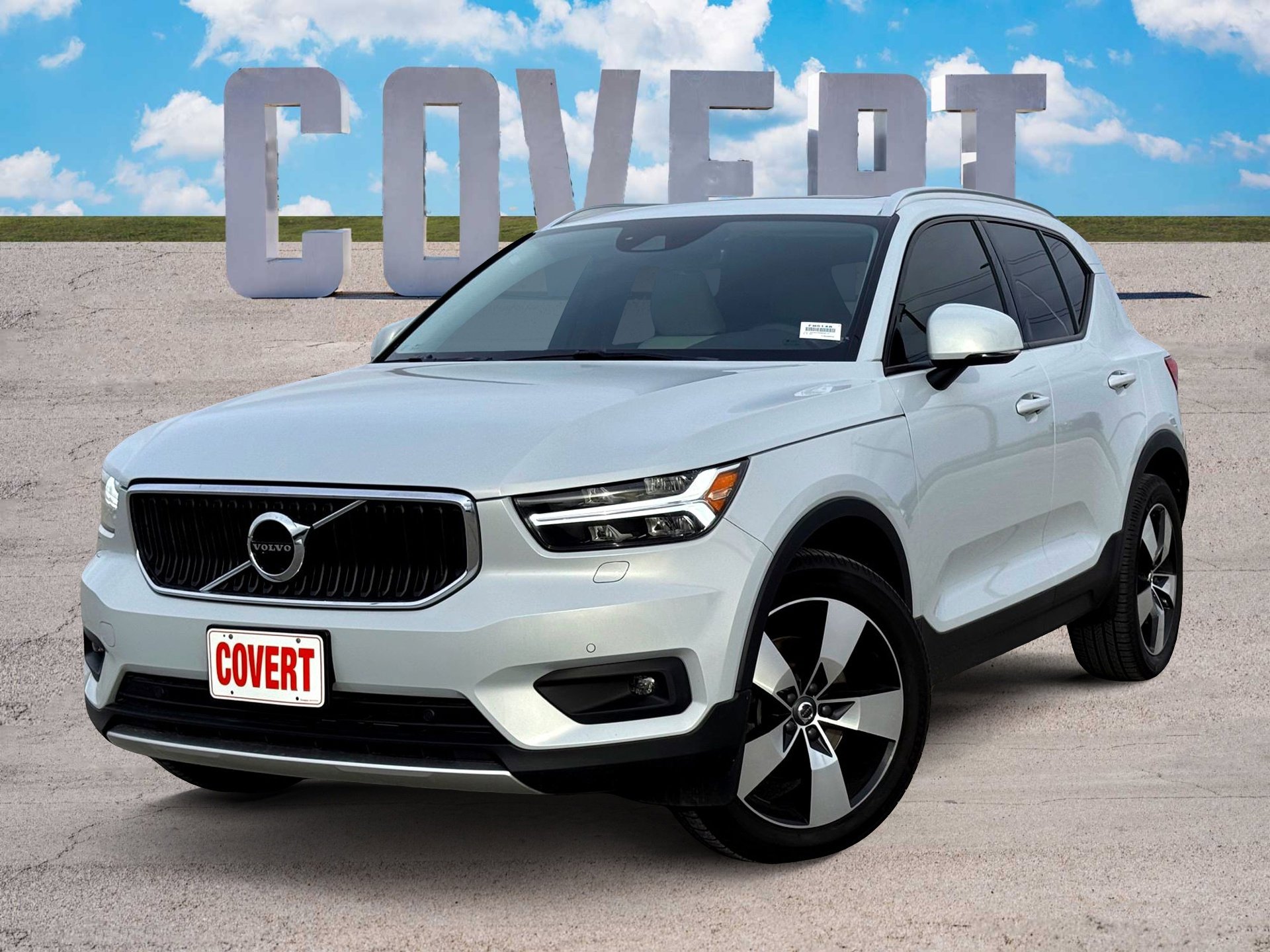 Used 2022 Volvo XC40 T5 Momentum w/ Premium Package image 1