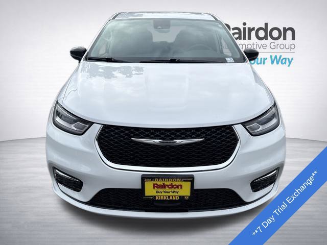 Used 2024 Chrysler Pacifica Limited FWD image 2