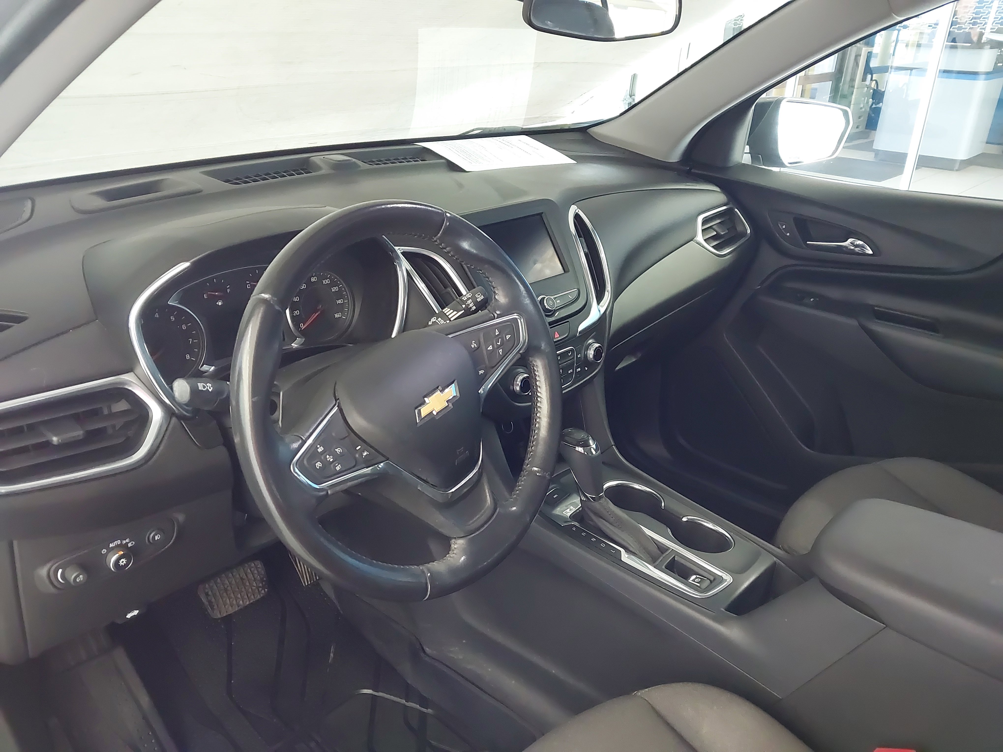 Used 2020 Chevrolet Equinox LT image 2