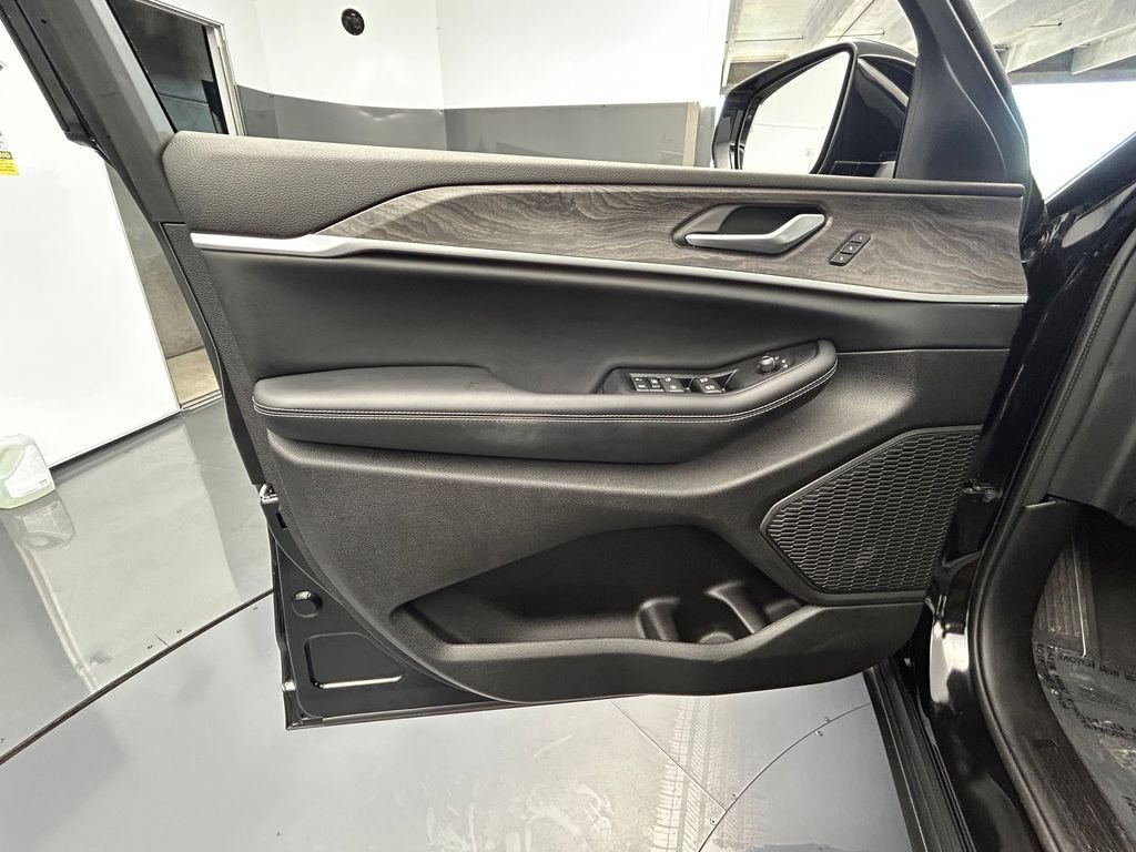 Used 2024 Jeep Grand Cherokee Limited w/ Luxury Tech Group II image 15