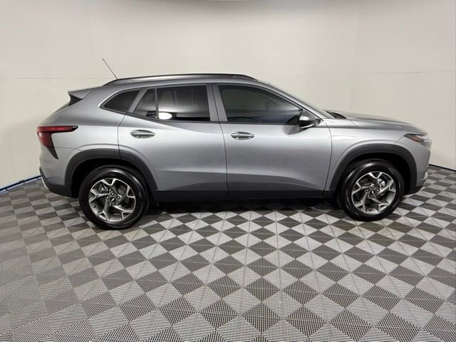 Used 2025 Chevrolet Trax LT w/ LT Convenience Package image 7