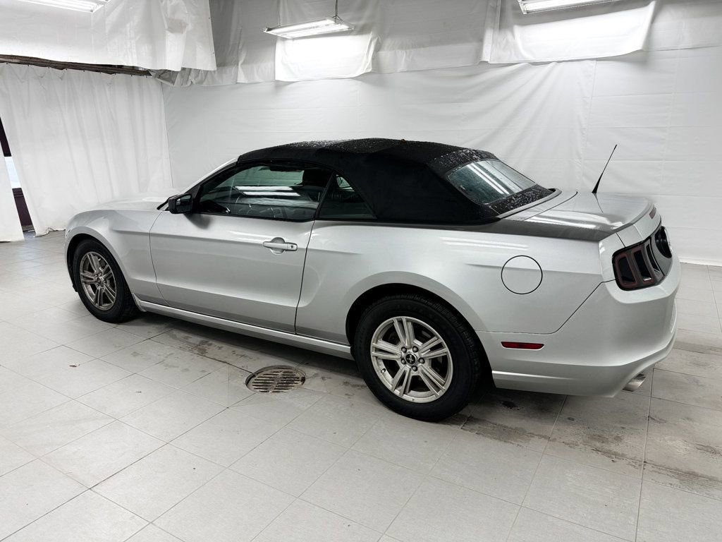 Used 2014 Ford Mustang Convertible image 4