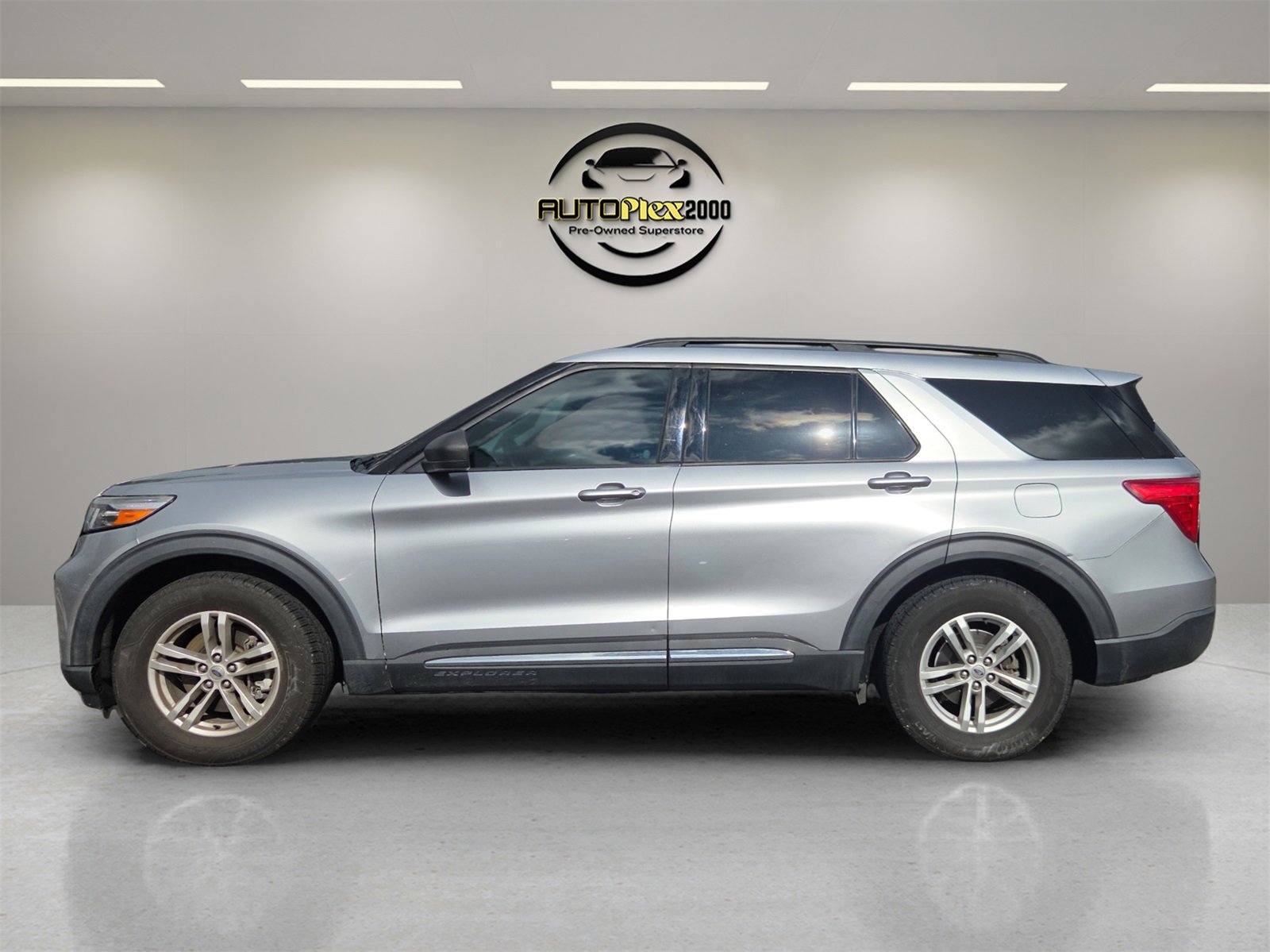 Used 2020 Ford Explorer XLT w/ Equipment Group 202A image 4