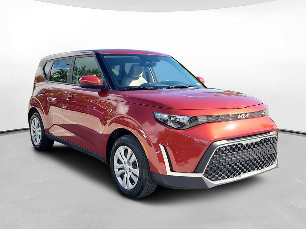 Used 2025 Kia Soul LX FWD image 3