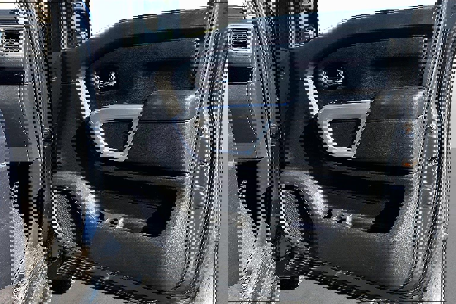 Used 2020 Nissan Titan SV w/ SV Convenience Package image 16