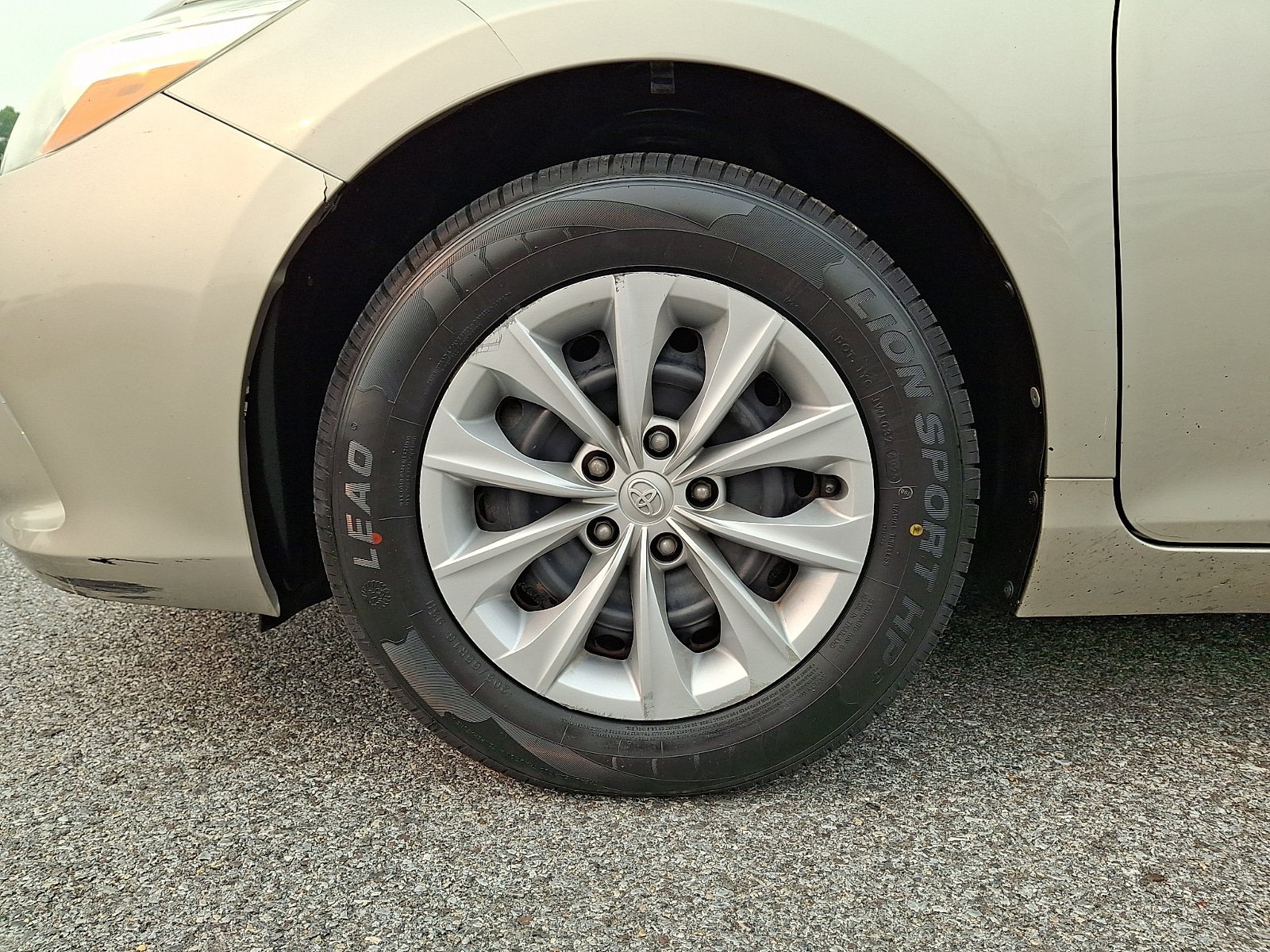 Used 2016 Toyota Camry LE FWD image 9