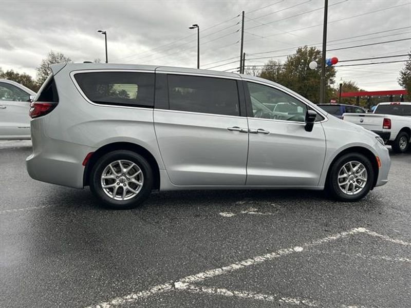 Used 2024 Chrysler Pacifica Touring-L FWD image 6