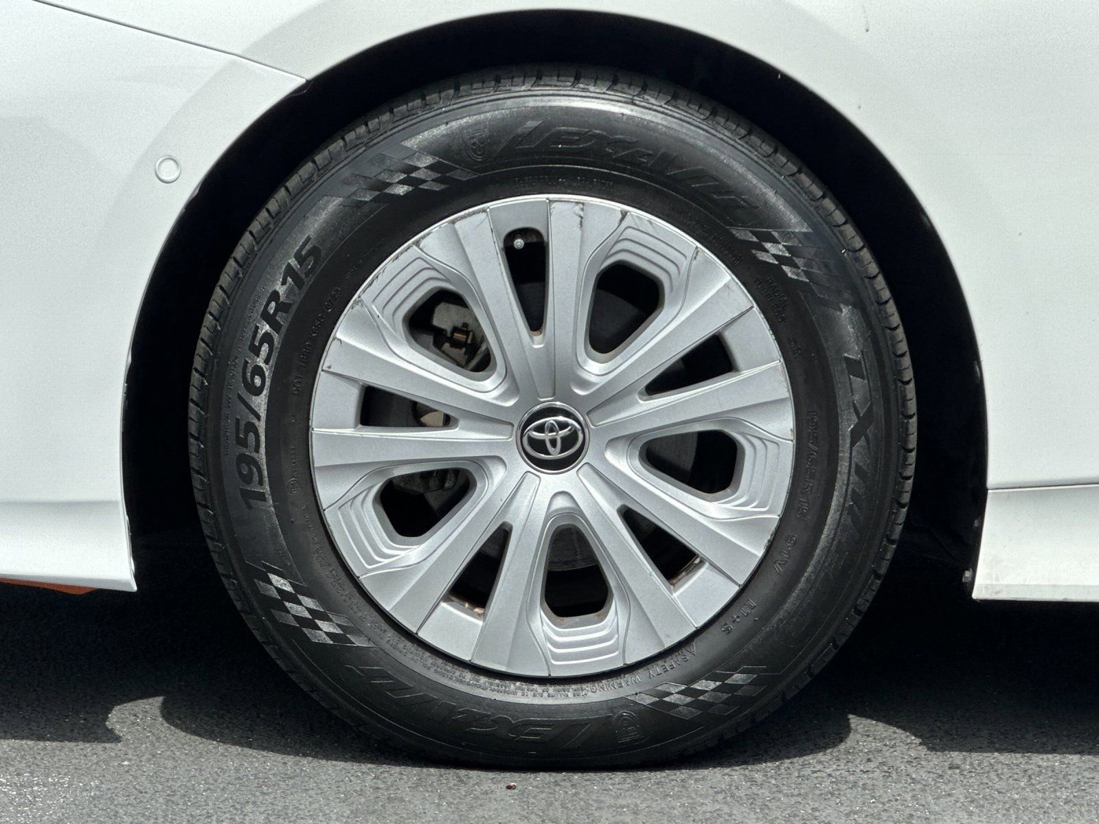 Used 2020 Toyota Prius LE image 32