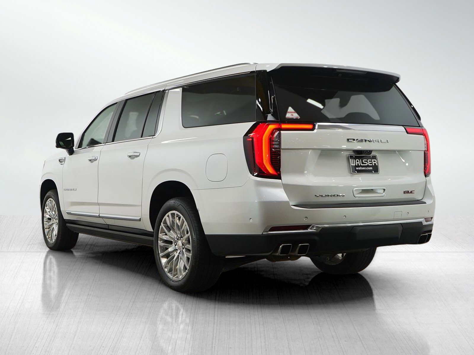 Used 2025 GMC Yukon XL Denali w/ Denali Reserve Package AWD/4WD image 3