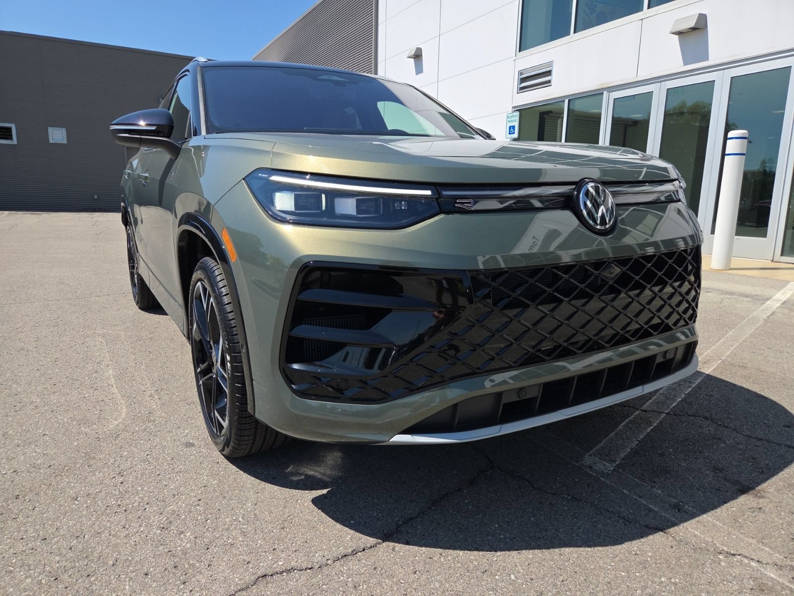New 2026 Volkswagen Tiguan SEL R-Line AWD/4WD image 30