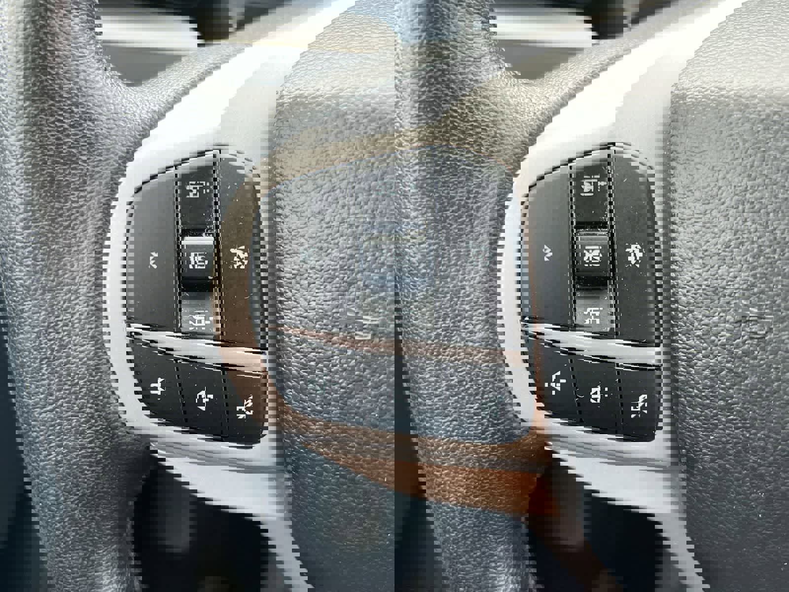 Used 2022 Ford Explorer XLT w/ Equipment Group 202A AWD/4WD image 23