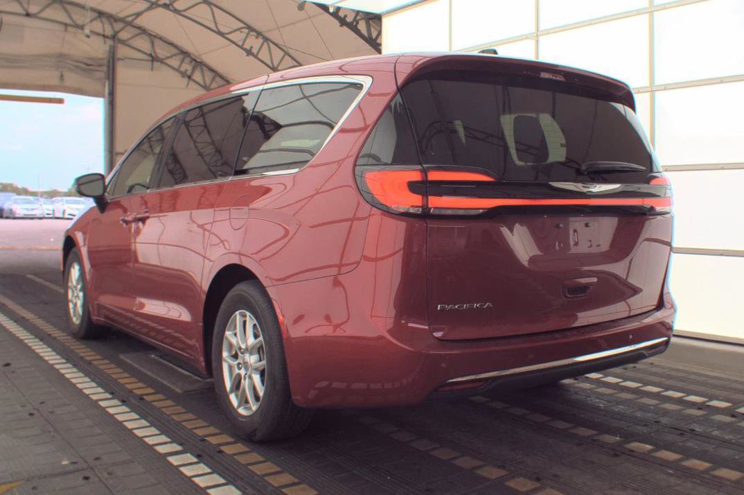 Used 2025 Chrysler Pacifica Select FWD image 16