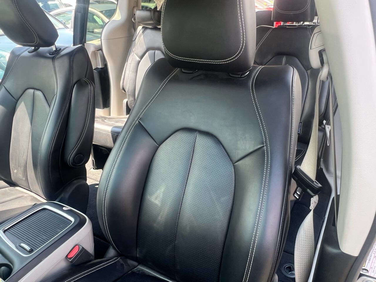 Used 2023 Chrysler Pacifica Touring-L image 25