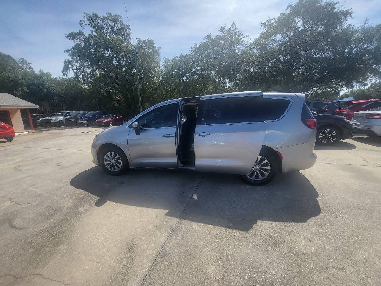 Used 2017 Chrysler Pacifica Touring w/ Tire & Wheel Group FWD image 50