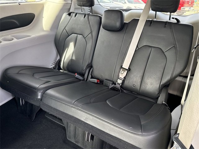 Used 2020 Chrysler Pacifica Touring-L image 15