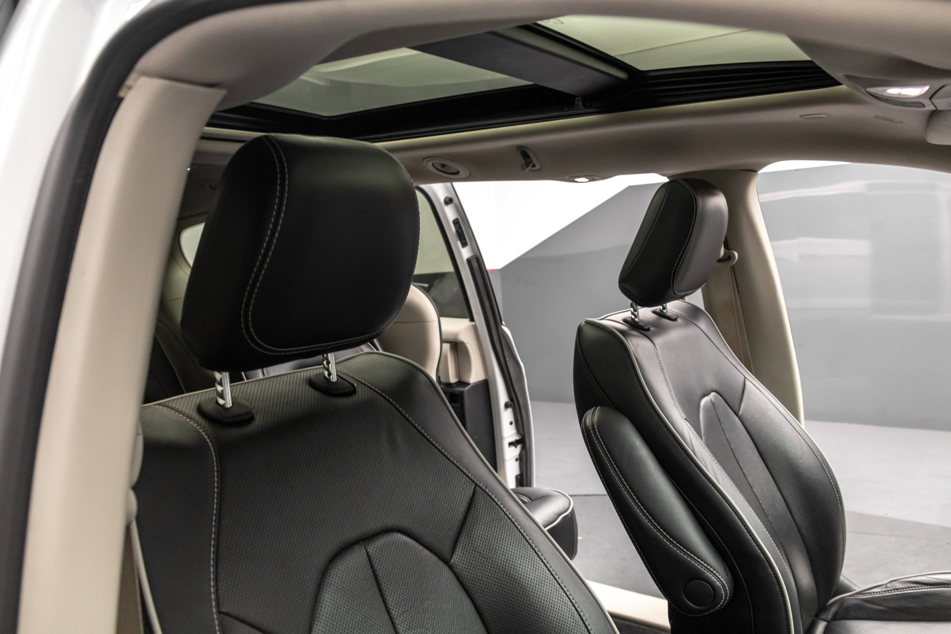 Used 2023 Chrysler Pacifica Limited FWD image 40