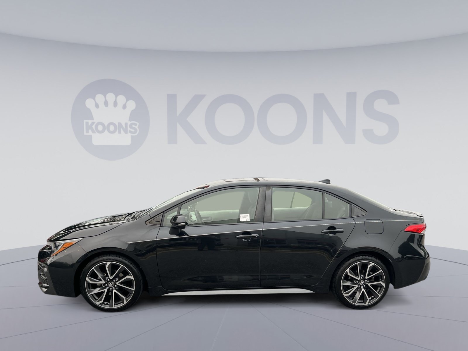 Used 2020 Toyota Corolla SE w/ SE Premium Package FWD image 2