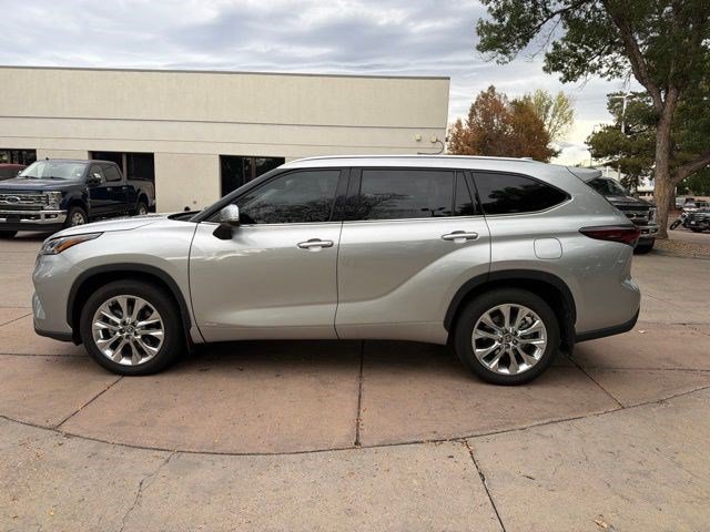 Used 2024 Toyota Highlander Limited AWD/4WD image 3