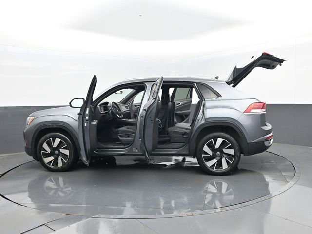 Used 2025 Volkswagen Atlas Cross Sport SE image 32