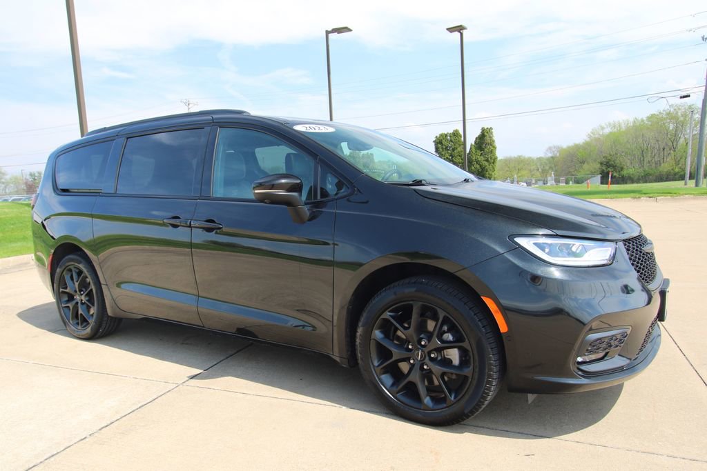 Used 2023 Chrysler Pacifica Touring-L w/ S Appearance Package image 3