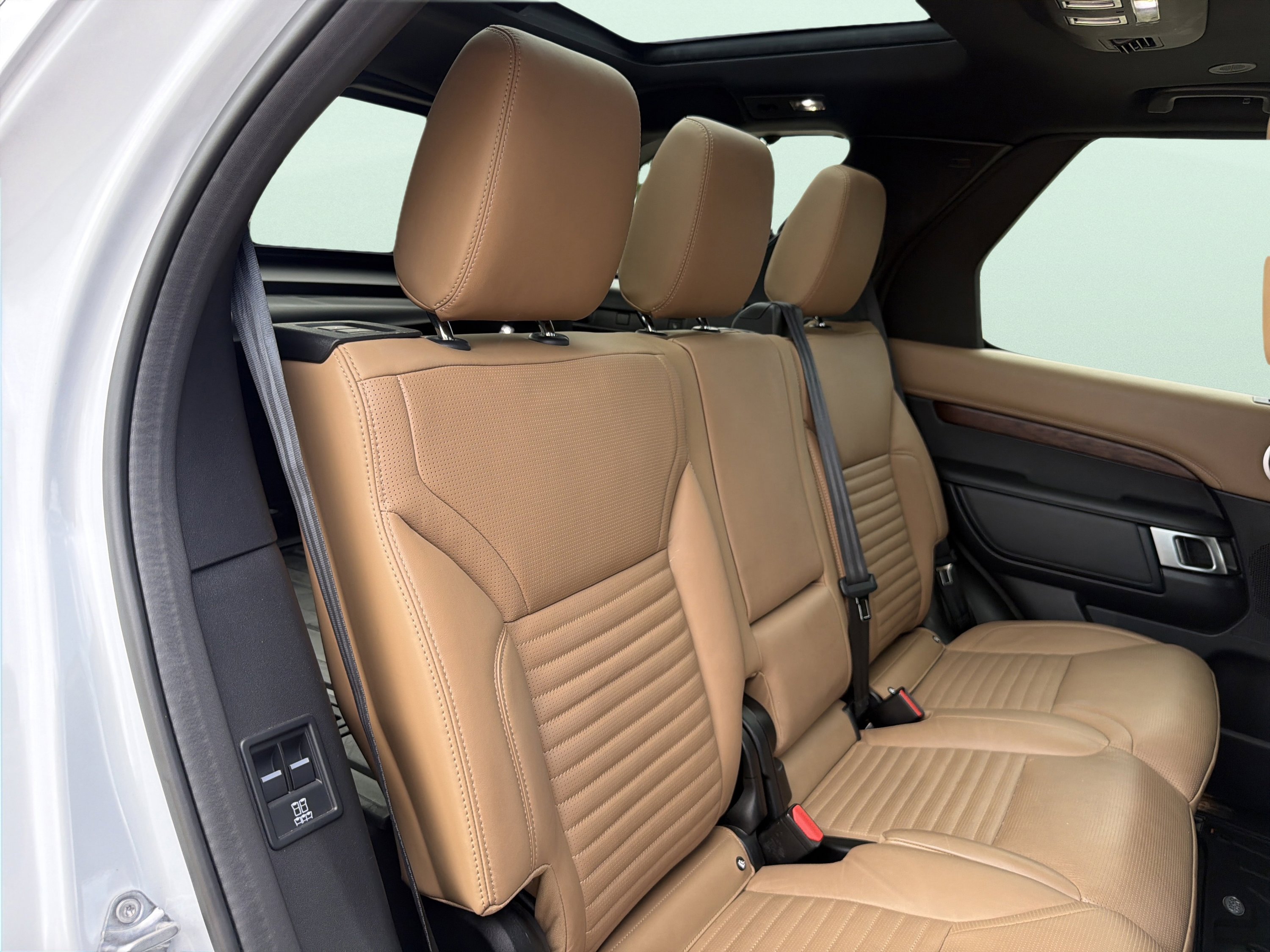 Used 2023 Land Rover Discovery Metropolitan Edition AWD/4WD image 33