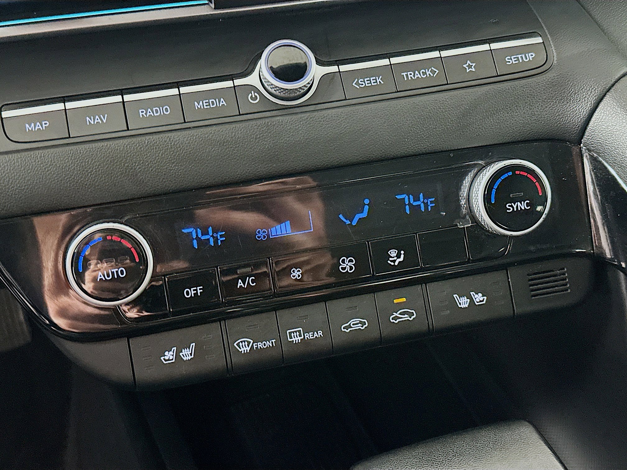 Used 2025 Hyundai Elantra Limited image 24