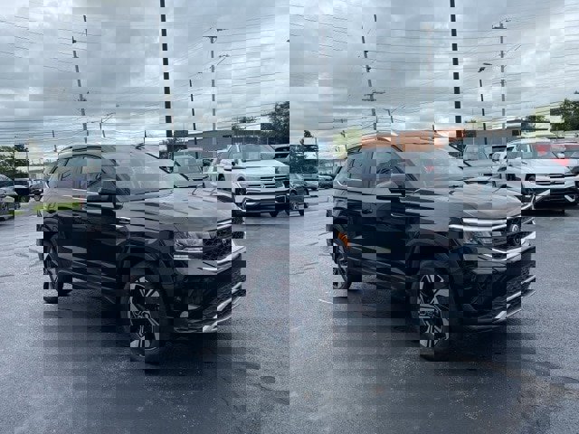 New 2024 Volkswagen Taos SE image 8