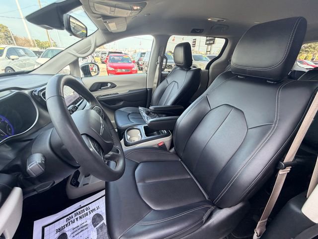 Used 2024 Chrysler Pacifica Touring-L image 12