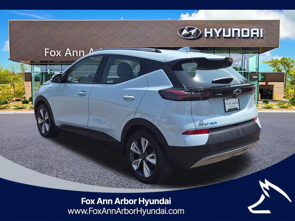 Used 2022 Chevrolet Bolt EUV LT w/ Convenience Package FWD image 3