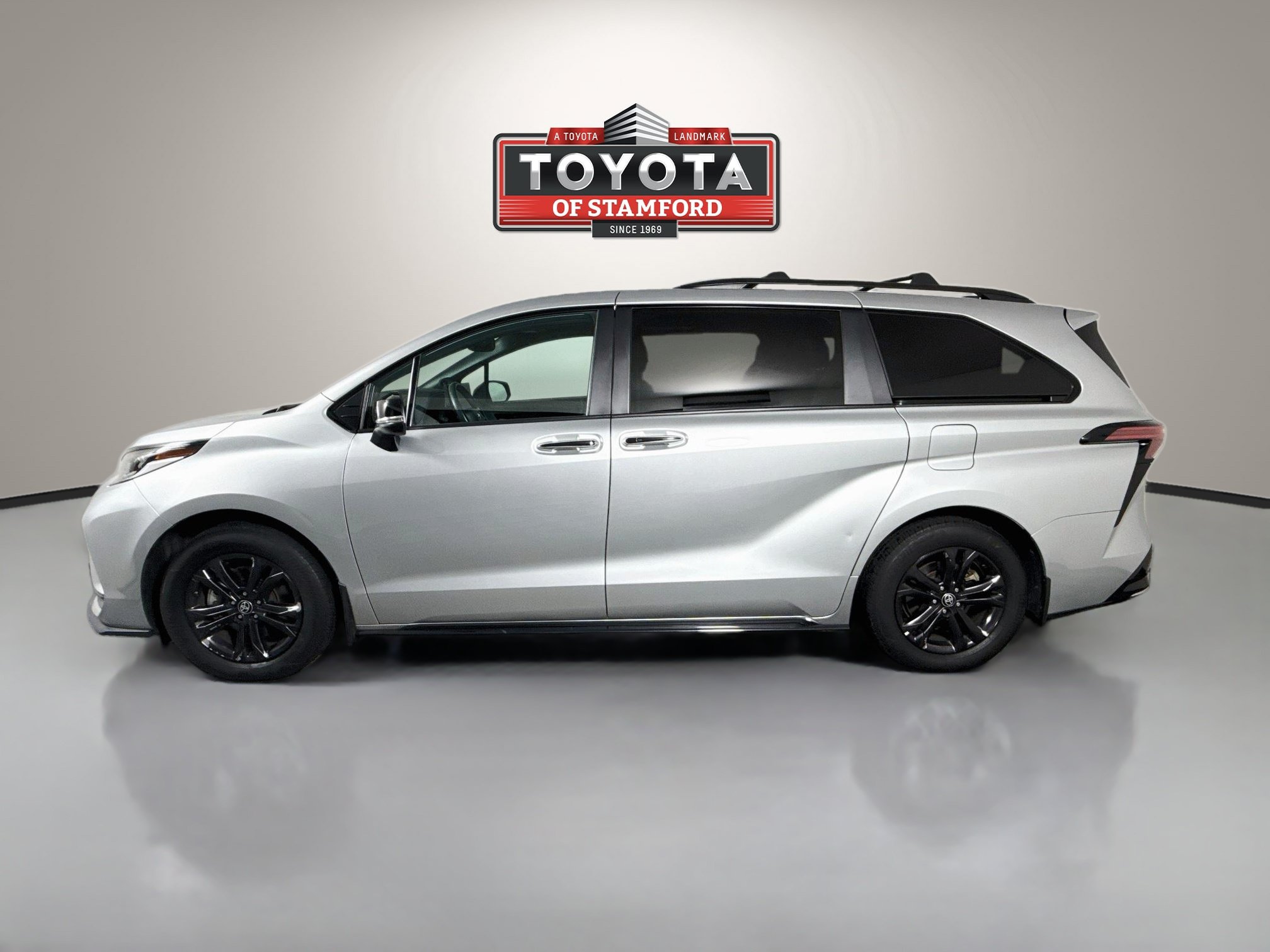 Certified 2025 Toyota Sienna XSE w/ XSE Premium Package AWD/4WD image 4
